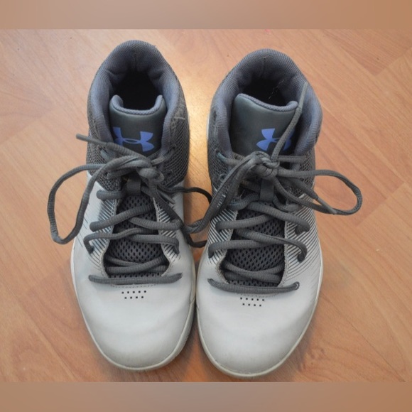 UNDERARMOUR GIRLS BASKETBALL SHOES/SNEAKERS - Picture 3 of 7